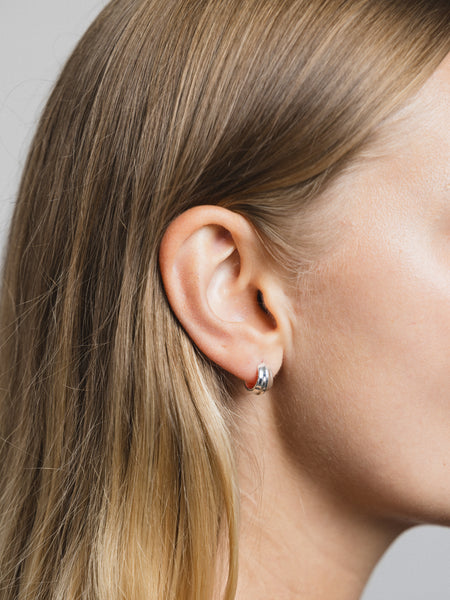 【Wolf Circus】14Kゴールドプレート スモール Bodie ピアス Wolf Circus Thick Hoop Bodie Earrings in 14k Gold Plated
